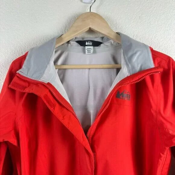 REI Women’s Rainier Rain Jacket, Red, Size M - Picture 3 of 12